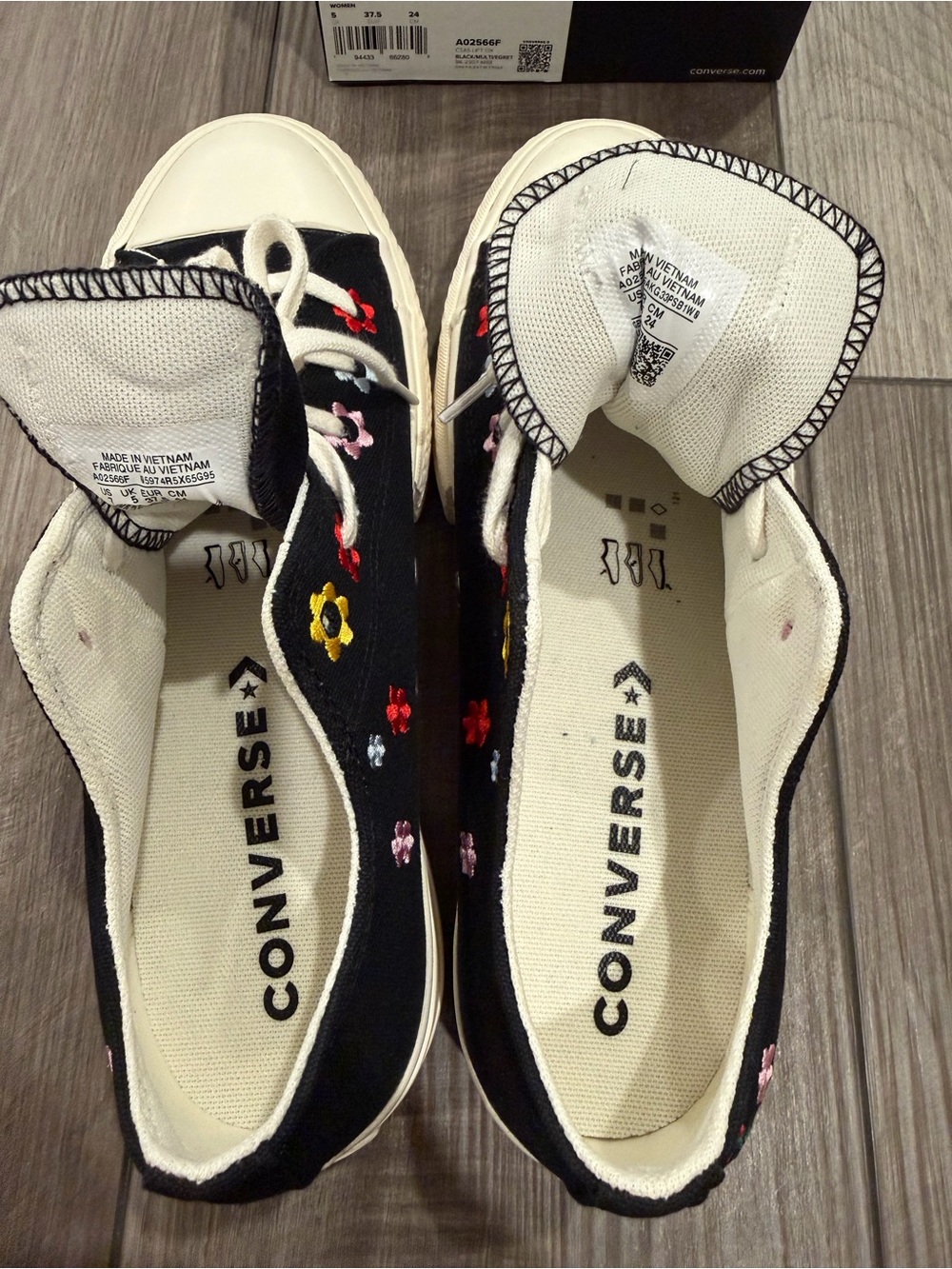NWT- Converse Chuck Taylor All Star Lift Platform Low 'Floral Embroidery' - Picture 4 of 5